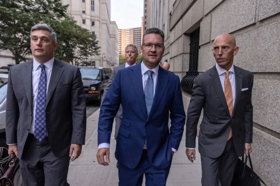 走入法庭等待宣判的米爾頓